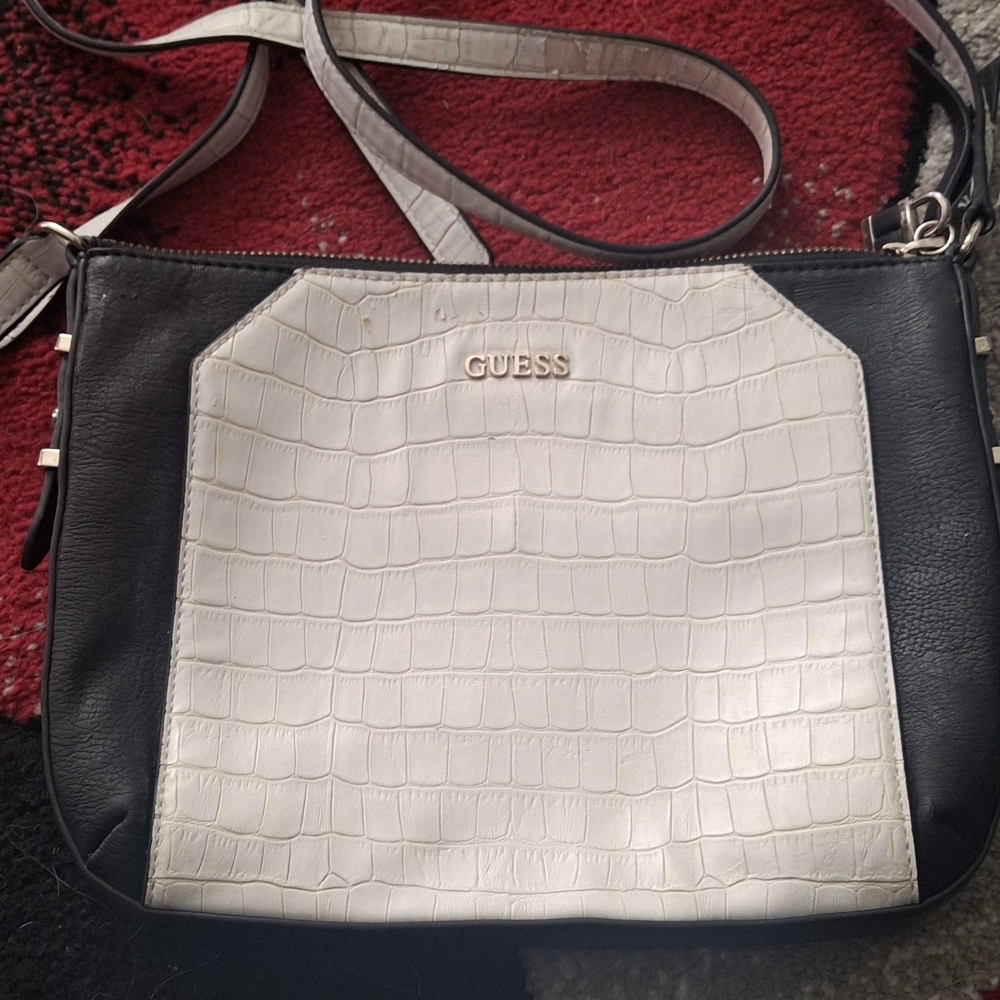 GUESS Black and Cream Women's Bag🩹 🚑 Damaged 🚑🩹